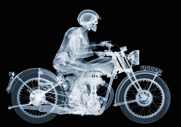Chụp X-quang xe mô tô cổ, cuộc chơi cực kỳ công phu