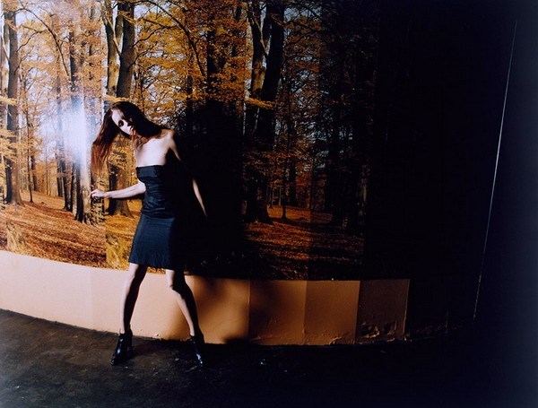 Thiếu nữ trong hộp đêm London, do Corine Day chụp năm 1992.