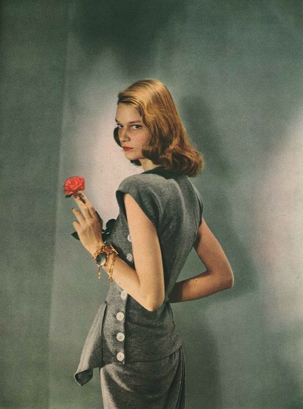Người mẫu Sandra Payson gợi cảm trong một thiết kế của Dior, 1947.