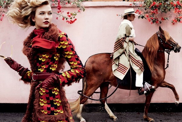 Người mẫu Karlie Kloss mặc áo Prada trong một bộ ảnh tươi tắn được chụp bởi Mario Testino năm 2014.