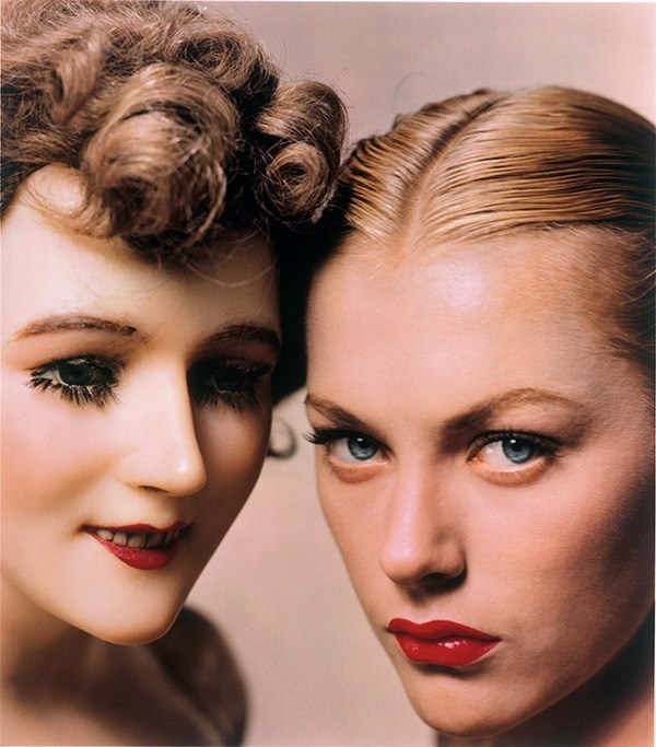 “Người mẫu và manơcanh” chụp bởi Erwin Blumenfeld, 1945.