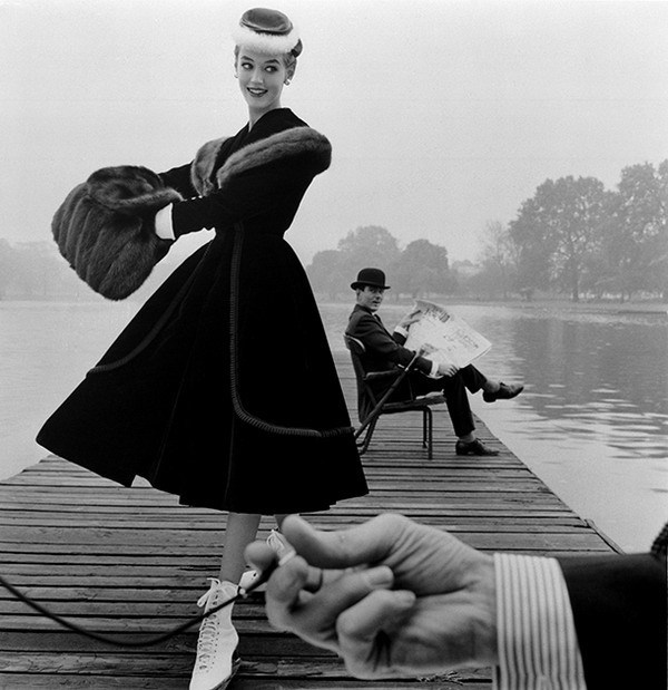 Bức ảnh thời trang vui nhộn chụp bởi John French. (ảnh chụp năm 1955)