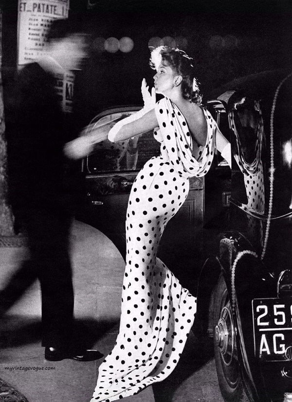 Suzy Parker gợi cảm trong chiếc váy dạ hội chấm bi, chụp bởi Richard Avedon. (ảnh chụp năm 1957)