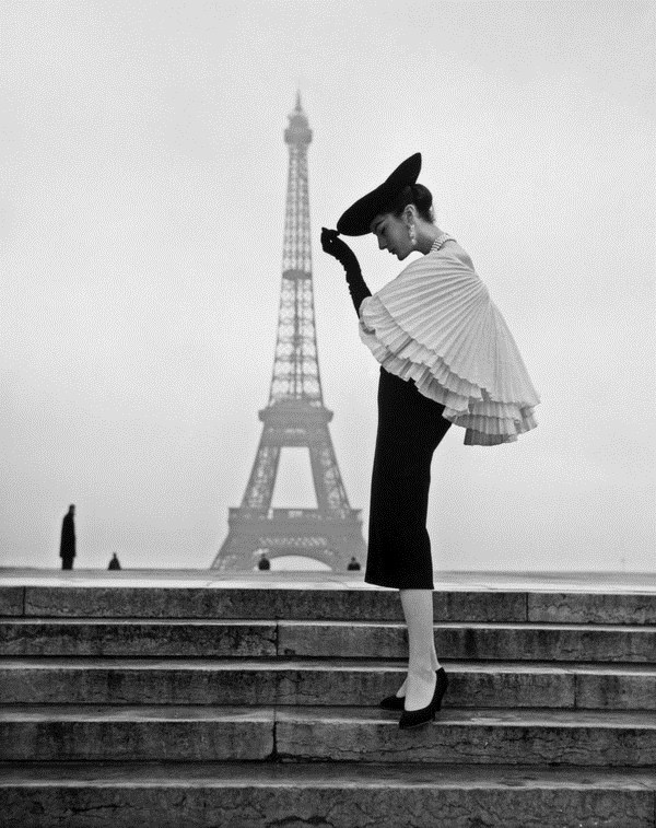 Tháp Eiffel làm nền cho bức ảnh chụp bởi Walde Huth. (ảnh chụp năm 1955)