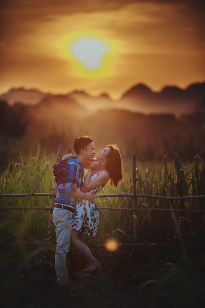 Ảnh cưới hoàng hôn của đôi Việt kiều Đức là một dấu ấn đẹp trong cuộc đời hai người. Trong bức hình, cặp đôi hạnh phúc đứng trước hoàng hôn rực rỡ với màu sắc ấm áp. Hình ảnh này đầy ý nghĩa, bạn sẽ cảm thấy được sự lãng mạn và tình yêu đong đầy trong không khí.