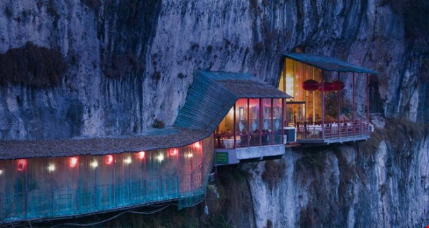 Nhà hàng này tọa lạc trên vách núi dựng đứng gần hang động Sanyou, Trung Quốc, nếu đủ dũng cảm bước chân lên nhà hàng này, bạn sẽ có những trải nghiệm ẩm thực độc đáo và được ngắm nhìn thiên nhiên tuyệt mỹ trải dài trước tầm mắt.