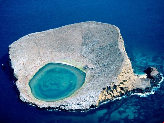 Đảo Blue Lagoon Galapagos ở Ecuador. Nơi đây nổi tiếng với những cảnh đẹp tự nhiên tuyệt vời và dường như vẫn được bảo tồn nguyên vẹn.