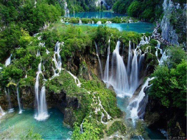 Đứng đầu danh sách những địa danh đẹp không tưởng như ở ngoài Trái đất là vườn quốc gia Plitvice Lakes ở Croatia, nơi đây có những ghềnh đá, con thác tuyệt đẹp cùng với làn nước xanh trong vắt đẹp như thiên đường.