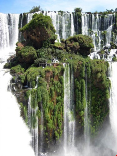 Thác Iguazu ở Argentina sẽ khiến bạn tin rằng nơi này không thể có thật trên Trái đất vì quá đẹp, quá ảo diệu.