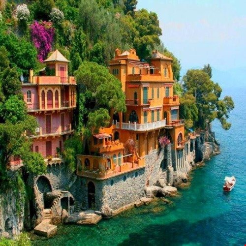 Thị trấn Portofino, Italy, một trong những điểm đến thú vị và độc đáo nhất thế giới, những ngôi nhà nơi đây được xây trực tiếp từ mặt biển, gắn vào vách núi đá dựng đứng.