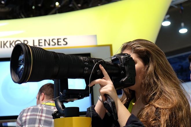 Nikon D5 được bán với giá 6.500 USD tại thị trường Mỹ, tương đương khoảng 145 triệu đồng. 