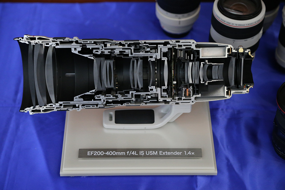 Bên trong ống kính Canon EF 200-400mm 11.000 USD
