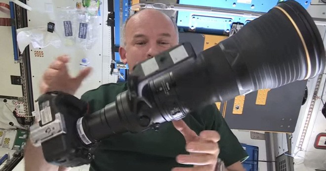 Phi hành gia Mỹ dùng máy ảnh 500 triệu để chụp Trái Đất, nhưng "phí ship" lên còn đắt tới 3 tỷ đồng